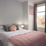 Lovely City Town House With Free Parking Sleeps 2 To 6 Guests