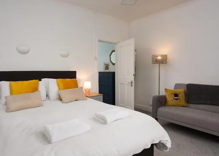 Lovely City Town House With Free Parking Sleeps 2 To 6 Guests