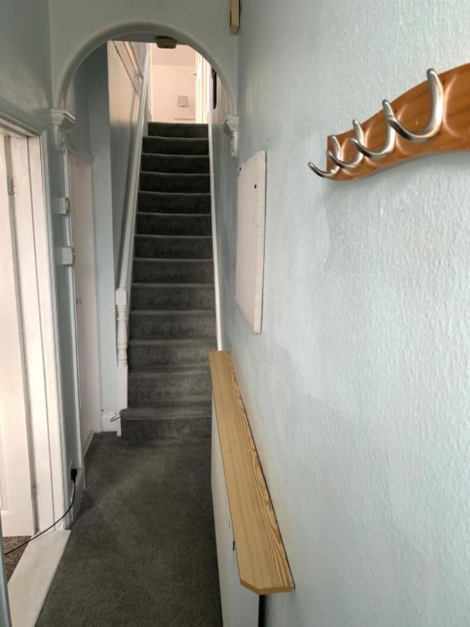 Lovely Town House With Free Parking Sleeps 2 To 6 Guests Holiday home *