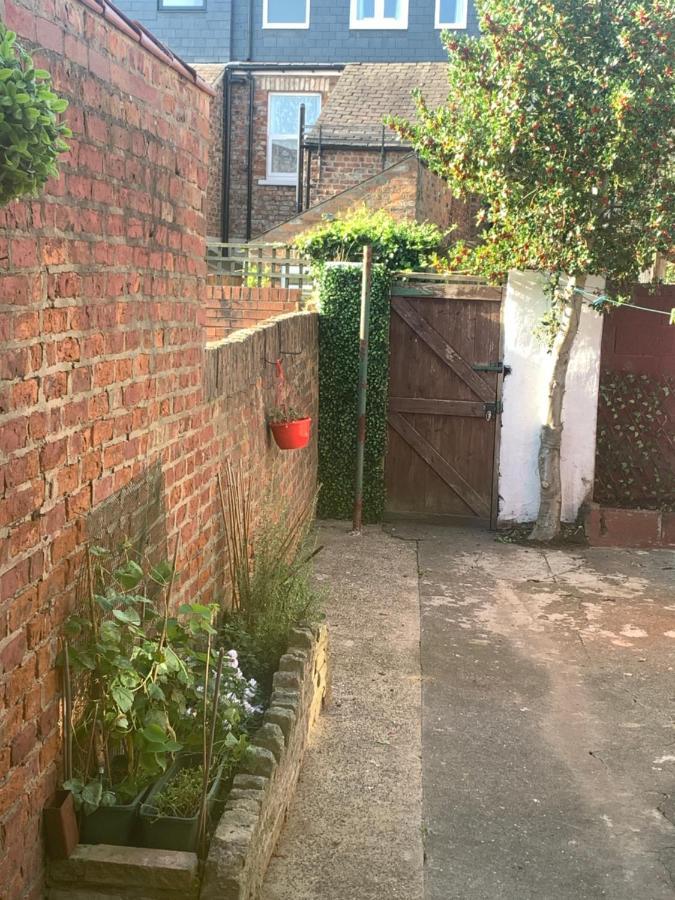 Lovely Town House With Free Parking Sleeps 2 To 6 Guests