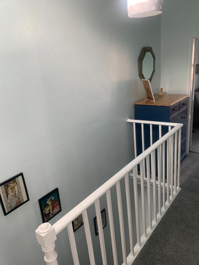 Lovely Town House With Free Parking Sleeps 2 To 6 Guests *