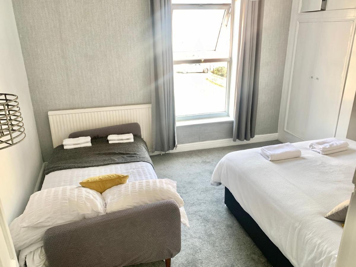 Lovely Town House With Free Parking Sleeps 2 To 6 Guests *