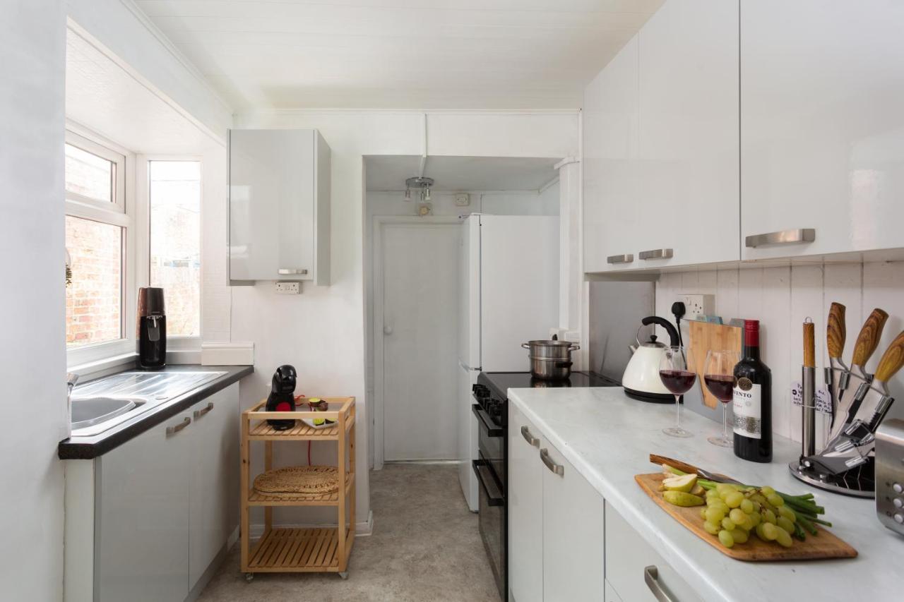 Holiday home Lovely Town House With Free Parking Sleeps 2 To 6 Guests *