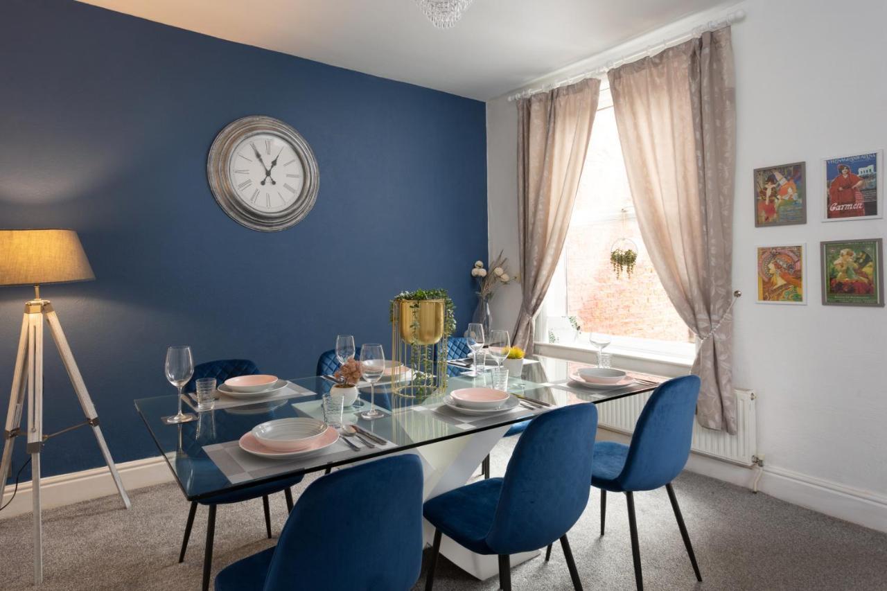 Lovely Town House With Free Parking Sleeps 2 To 6 Guests Holiday home *