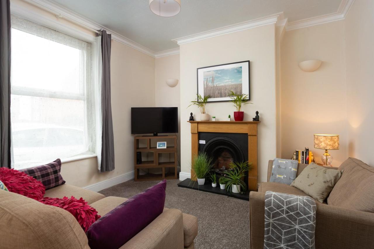 Lovely Town House With Free Parking Sleeps 2 To 6 Guests