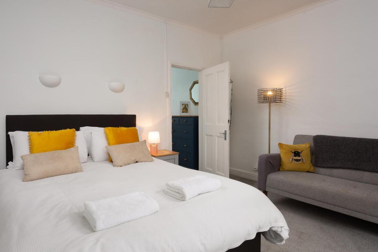 Holiday home Lovely Town House With Free Parking Sleeps 2 To 6 Guests