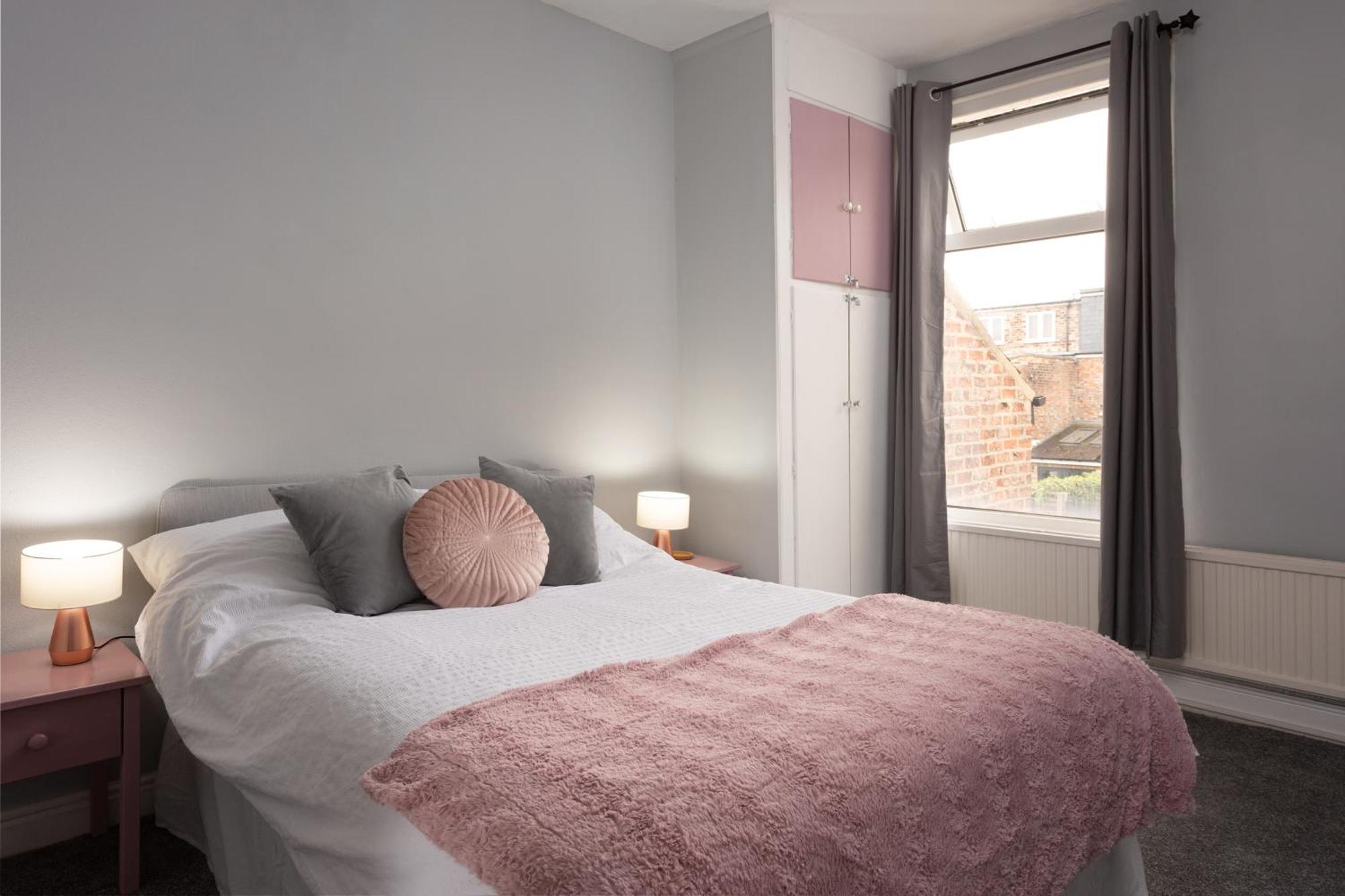 Lovely Town House With Free Parking Sleeps 2 To 6 Guests Holiday home *