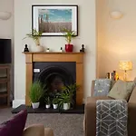 Lovely City Town House With Free Parking Sleeps 2 To 6 Guests