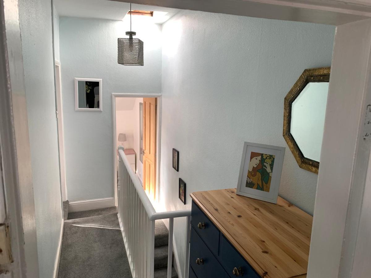 Lovely Town House With Free Parking Sleeps 2 To 6 Guests *